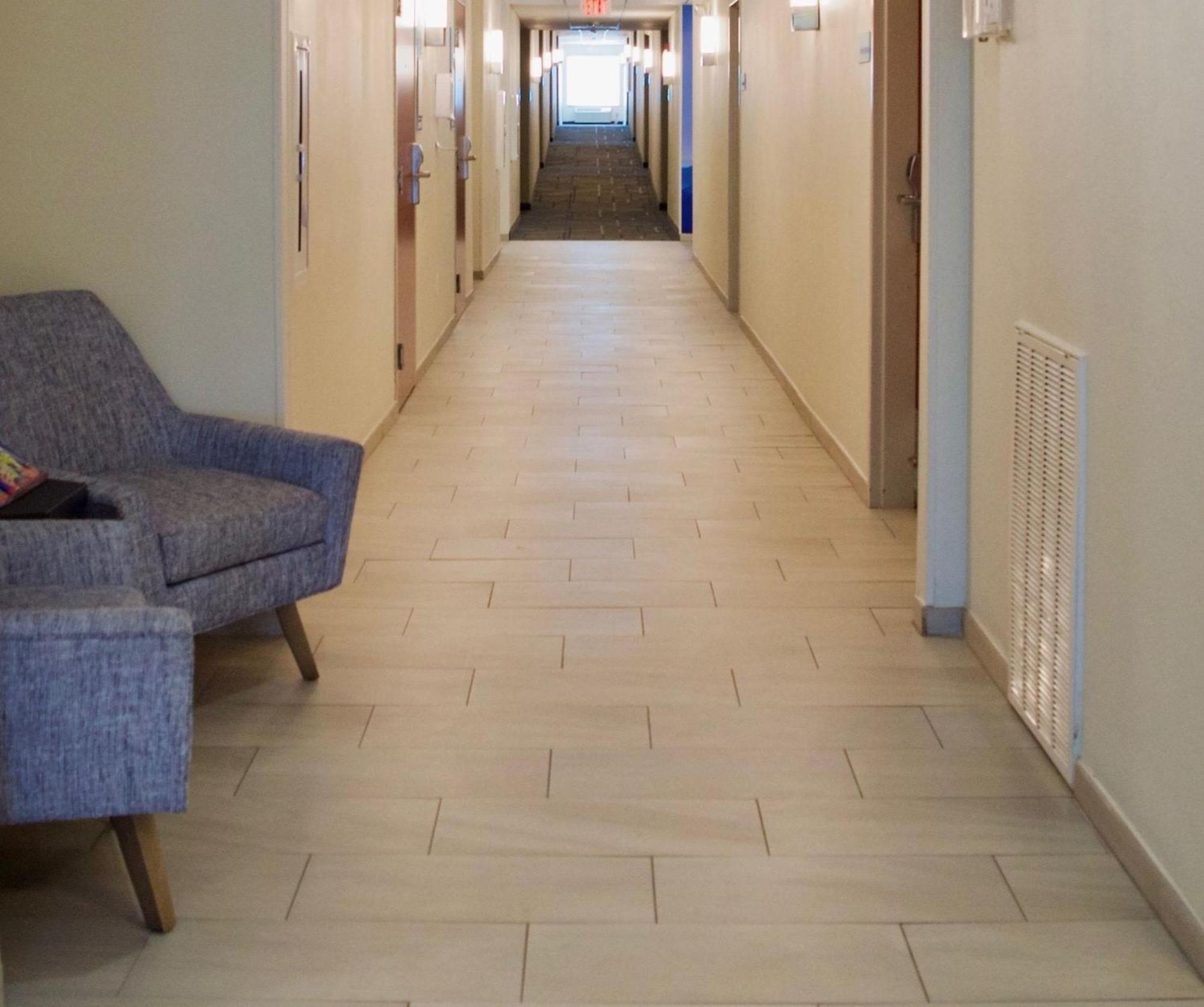 Holiday Inn Express & Suites College Station By Ihg Exterior photo